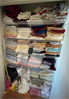 F - HUGE LOT OF TOWELS & BED LINENS (P2)