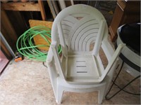 2 PLASTIC CHAIRS & SMALL SIDE TABLE