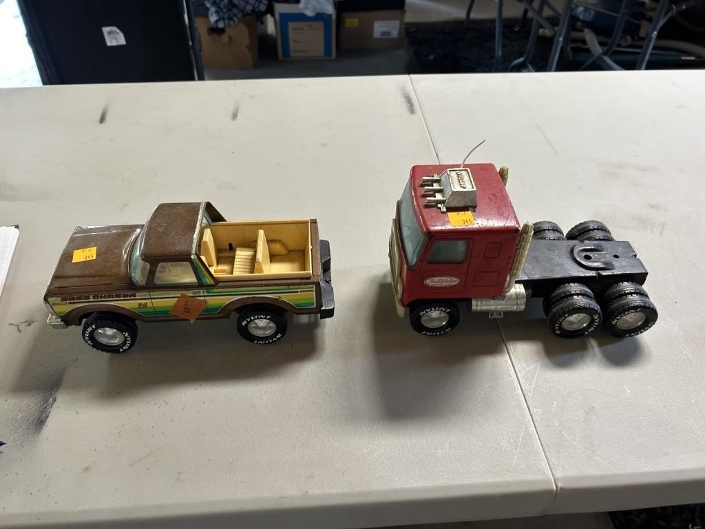 2 Trucks