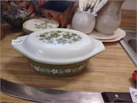 Pyrex covered 1&1/2 quart oval casserole. Spring