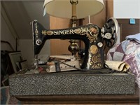 Vintage singer sewing machine and case