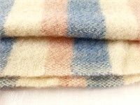 Couverture en laine Pure GREHORA 60"x70" propre
