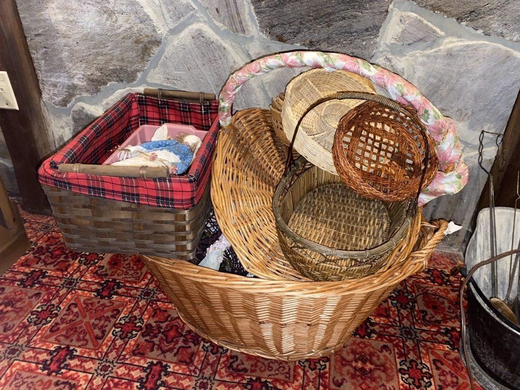 LOT OF WICKER BASKETS OF VARIOUS SIZES