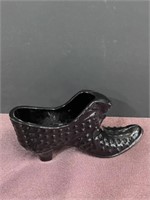 Fenton black glass daisy & button shoe cat
