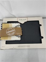 TWINE LIVING CO CHEESE BOARD WITH HANDLES