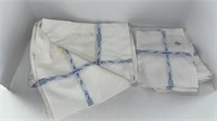 Linen table cloth w/ (6) matching napkins (has