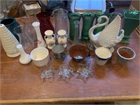 LOT WITH VINTAGE LAMP/VASES ETC