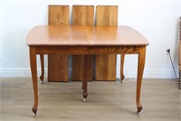 ANTIQUE TABLE WITH 3 LEAVES ON CASTERS