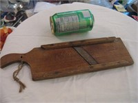 Ancienne mandoline de cuisine en bois