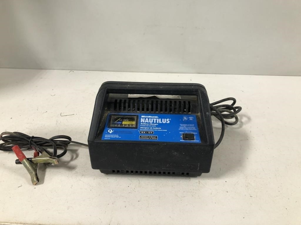 MOTOMASTER BATTERY CHARGER