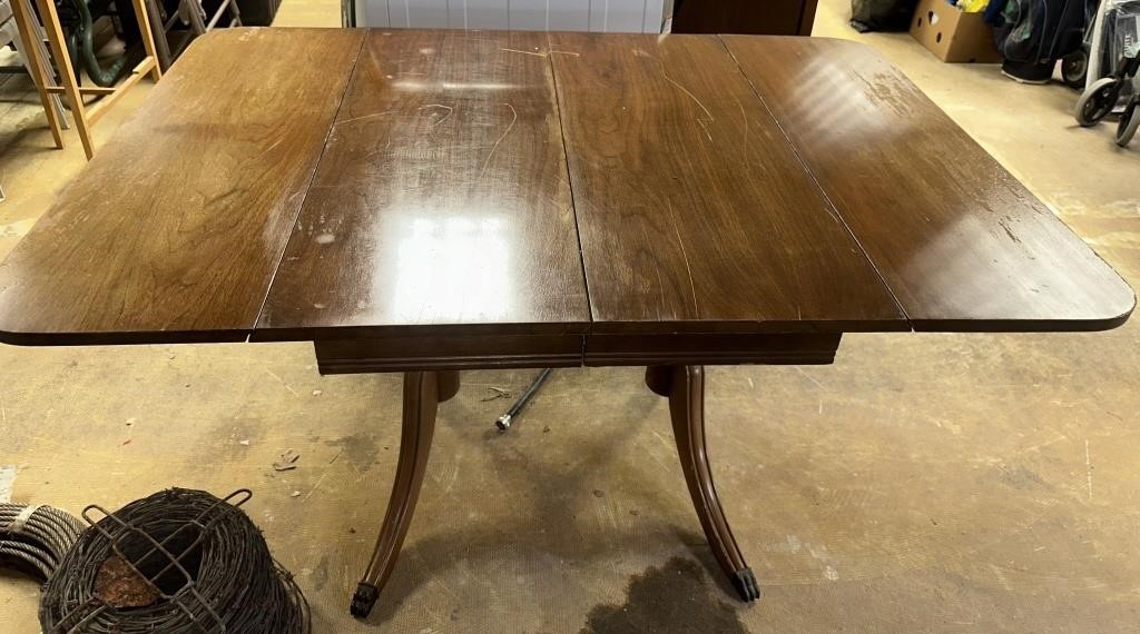 Duncan Phyfe  table with 2 drop down leafs