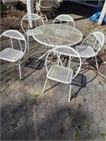 Vintage 42" metal patio table & 5 chairs. Backyar