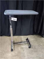 ADJUSTABLE TABLE ON WHEELS