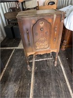 Vintage Radio in wooden cabinet not working