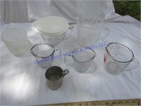 MEASURING CUPS