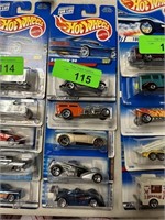 LOT OF 5 HOTWHEELS HOT WHEELS DIECAST CARS