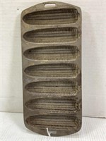 LODGE 27C CAST IRON CORN COB CORNBREAD MOLD