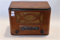 VINTAGE ASTRO TABLE TOP RADIO