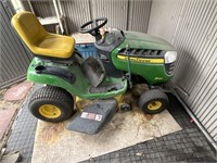 John Deere D125 garden tractor