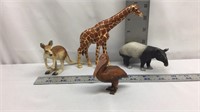 D2) FOUR SCHLEICH ANIMALS, KANGAROO, GIRAFFE,