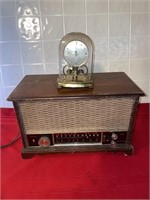 Vintage radio and clock clock needs repaired