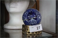 BLUE DECORATED LOTUS BALL ON BRASS STAND