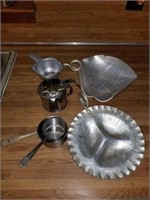 2 METAL SERVING TRAYS WITH MEASURING CUPS AND SIFT