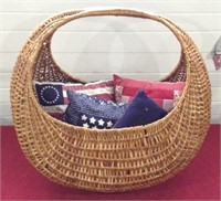 Lg basket w/decor pillows