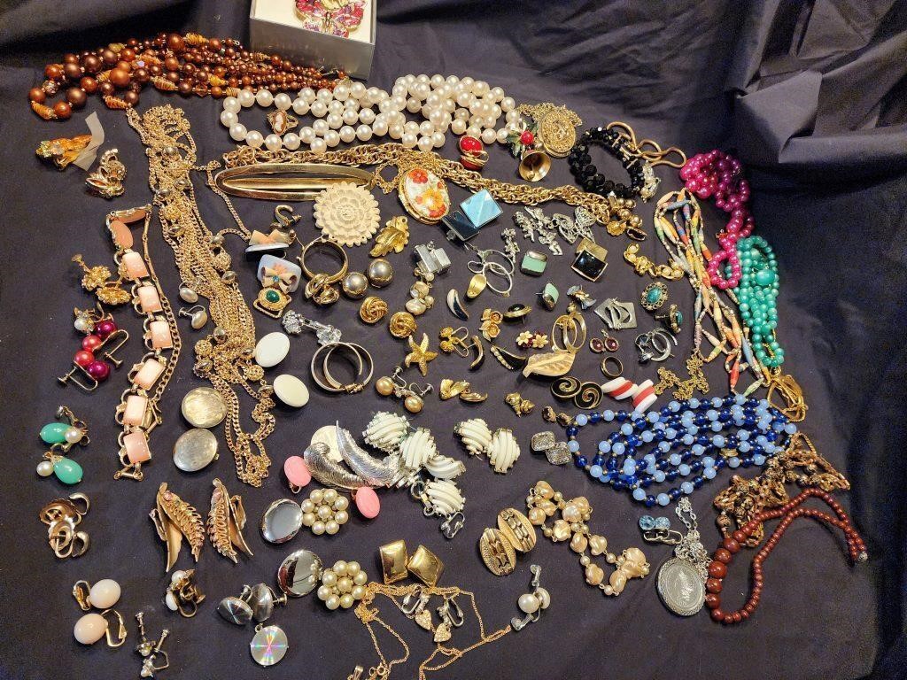 Lot of costume jewelry. Pins, necklaces, | Live and Online Auctions on ...