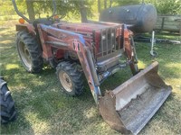 International 244 tractor with loader (1045hr)