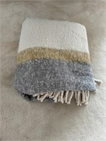 Oui-Polyester Fringed Throw
