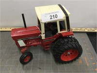 International 1586 WF tractor w/cab