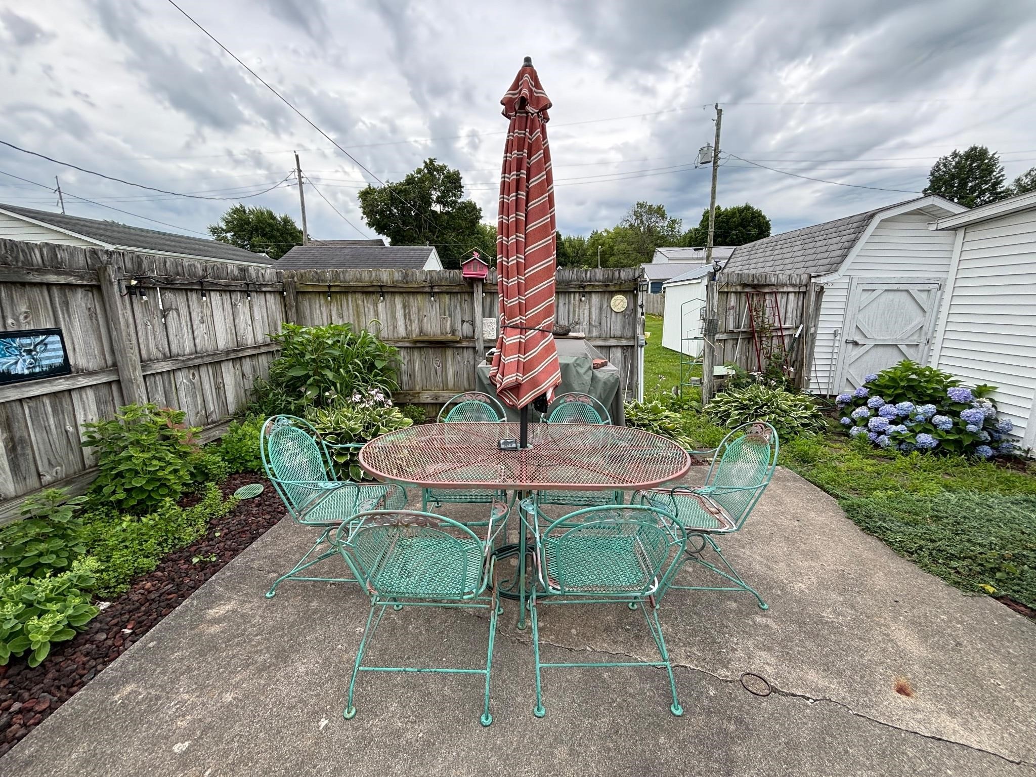 Wrought Iron Patio Table w / Chairs