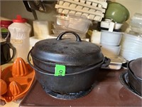 VINTAGE CAST IRON DUTCH OVEN