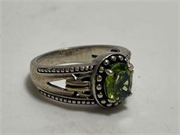 VINTAGE STERLING SILVER RING WITH PERIDOT