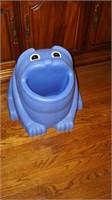 Childs Rubbermaid frog urninal