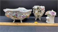 Decorative porcelain floral items (some light