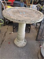 LARGE VINTAGE CONCRETE BIRD BATH