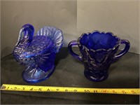 Blue turkey and vase with handles