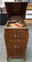 ANTIQUE VICTROLA (AS IS)