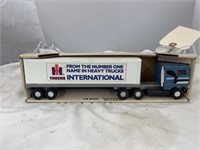 Ertl IH Truck/Trailer NIB 1:48