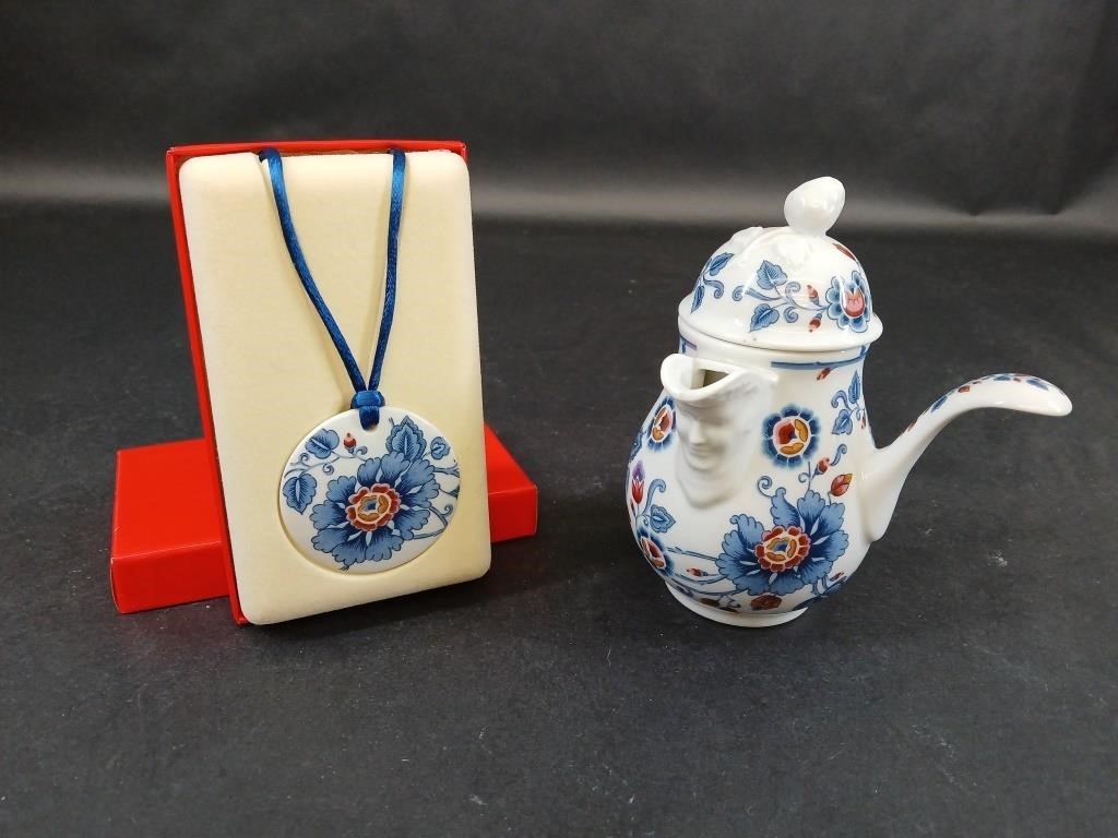 Elizabeth Arden Porcelain Jar & Pendant Necklace