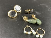 Lot with 4 pairs of earrings: some 14kt gold posts