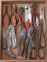 flat - asstd tools -- 3 utility knives, pliers,