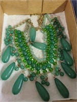 COSTUME JEWELRY NECKLACE AND EARRINGS