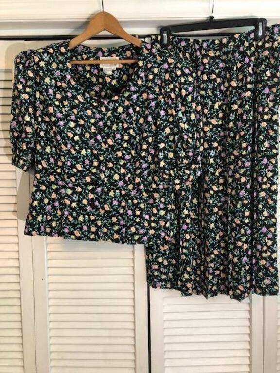 VINTAGE CLOTHING AUCTION - ENDING 7/2/2024