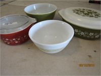 Lot of Pyrex Bowls - 2 Bowls have lids - all in