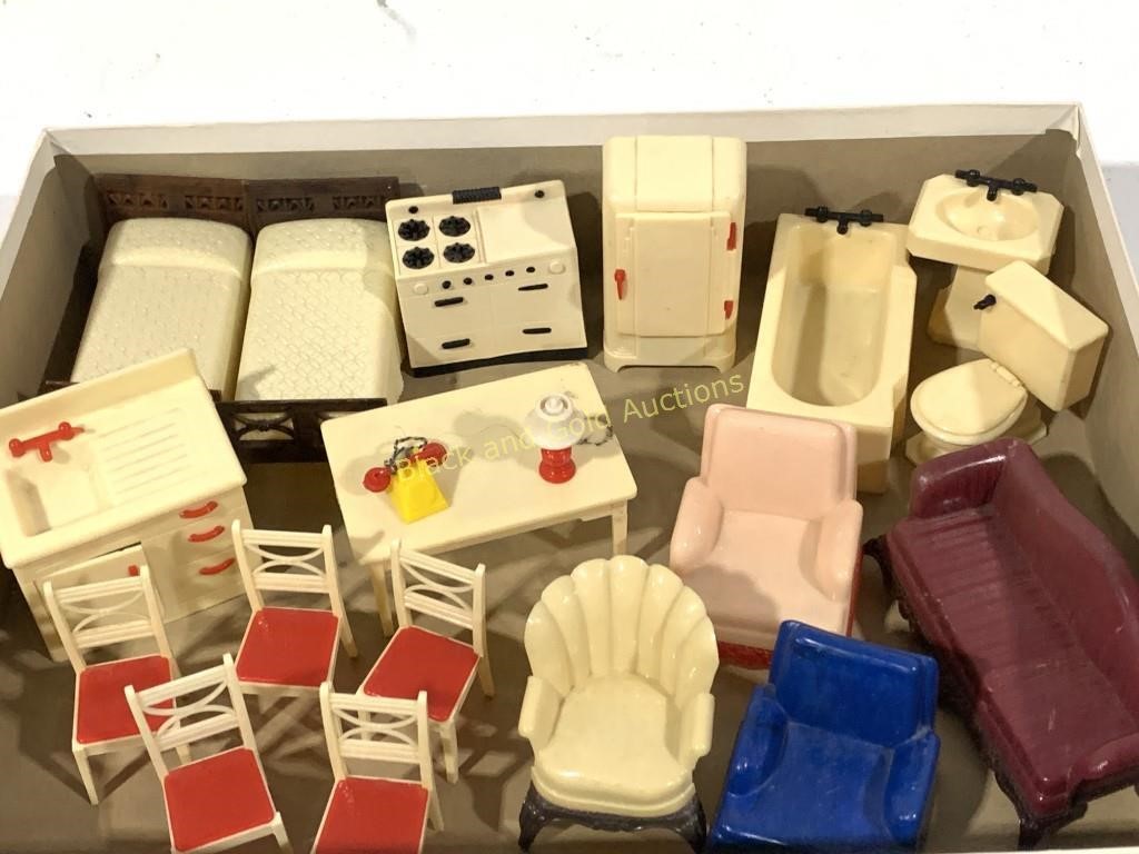 Excellent Condition Renwal Dollhouse Furniture