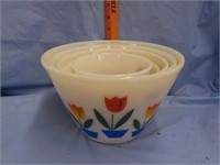 Grad. Set of 4 plus 1 Tulip mixing bowls