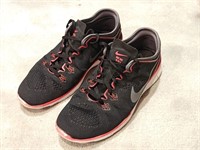 8.5 Nike Running Shoes 8.5 - Black & Pink
